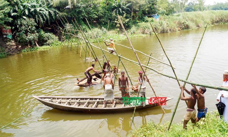 একমাত্র বাঁশের সাঁকোই ২০ হাজার মানুষের ভরসা