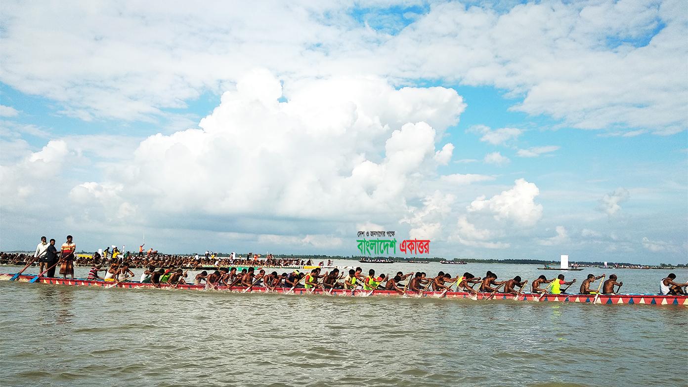 সিরাজগঞ্জে যমুনা নদীতে ঐতিহ্যবাহী নৌকা বাইচ অনুষ্ঠিত